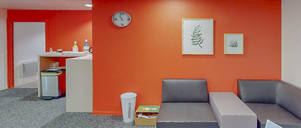 Entrée salle attente accueil murs orange tableaux fauteuils travail entreprise location à louer salle réunion coworking domiciliation bureaux Centre affaires Lorient mer