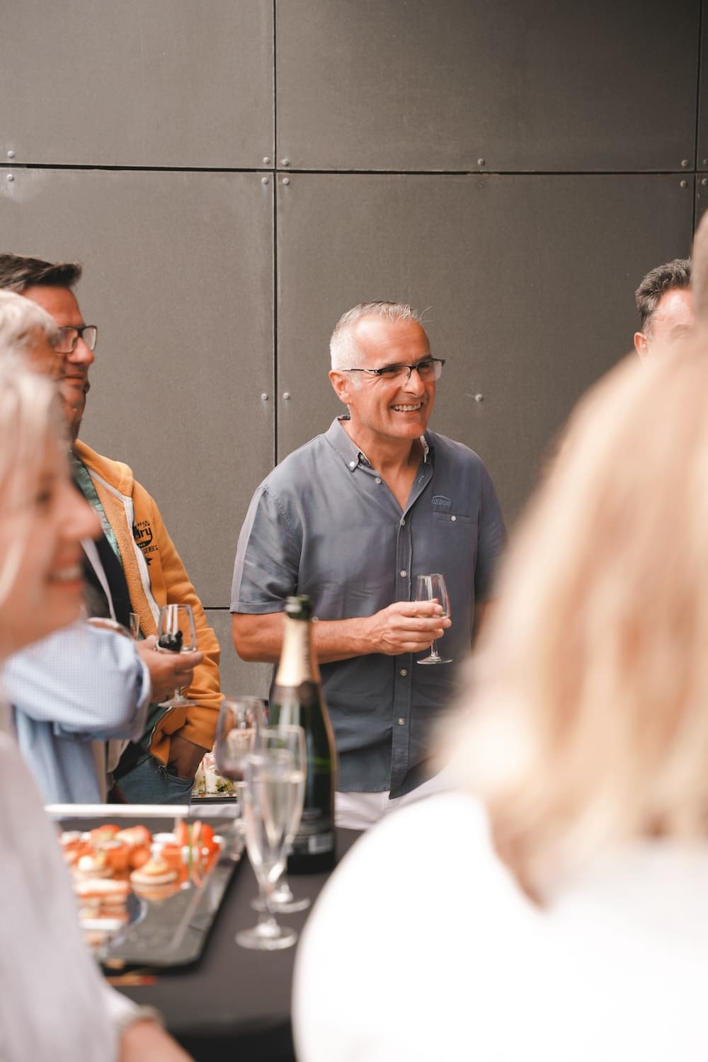 Professionnels échangeant et partageant un moment convivial au Centre d'Affaires Lorient-Mer à Lorient